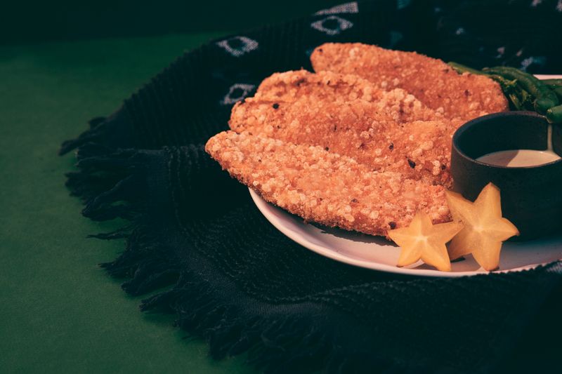 Mozzarella sticks golden fried with marinara sauce